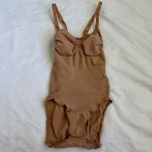 SKIMS Sculpting Bodysuit With Cups S/M Seamless Shapewear Nude Beige Snaps Ochre